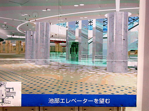 もてなしドーム・鼓門（金沢駅東広場） の写真(86) 2004年08月21日