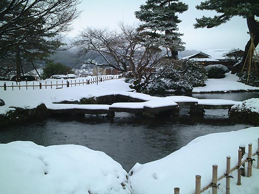 /kenrokuen/gazo512/gazo020106/ken-gankobashi-snow023.jpg