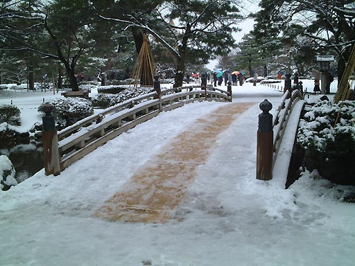 /kenrokuen/gazo512/gazo020106/ken-tatsumiyosui-snow008.jpg