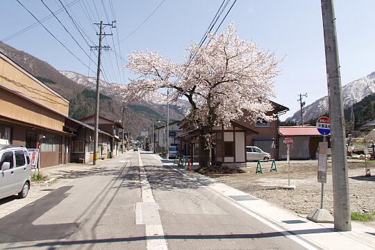 平瀬温泉バス停 の写真(85) 2006年05月03日