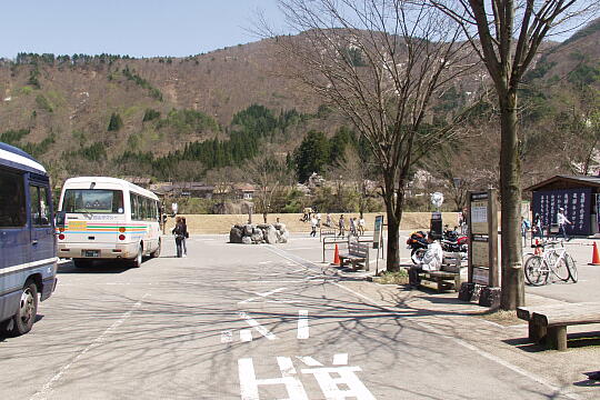 白川郷（せせらぎ公園）バスのりば の写真(86) 2006年05月03日