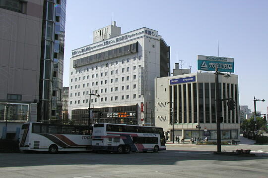 /pref-toyama/toyama/g050503/toyama-stnbusP5032066.JPG 富山駅前バスのりば の写真(82) 2005年05月03日