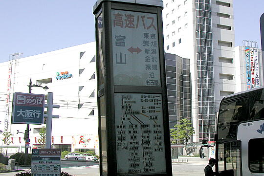 /pref-toyama/toyama/g050503/toyama-stnbusP5032070.JPG 富山駅前バスのりば の写真(84) 2005年05月03日